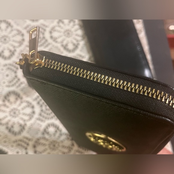 Steve Madden Black Clutch Wallet & Unbranded Black Zip Close Wristlet Wallet - Picture 11 of 12